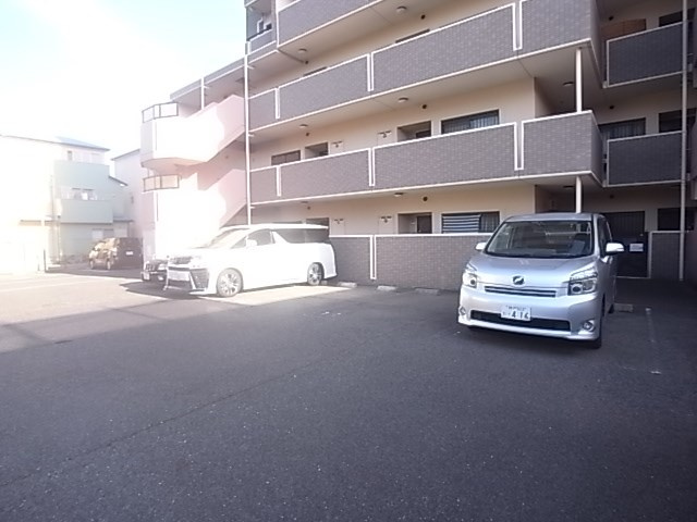 コンセール中道の駐車場