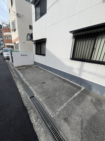 ロイヤルカーサ姫里の駐車場