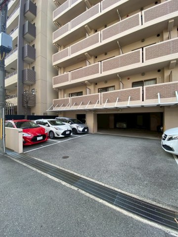 サンクラッソ湊川公園駅前の駐車場