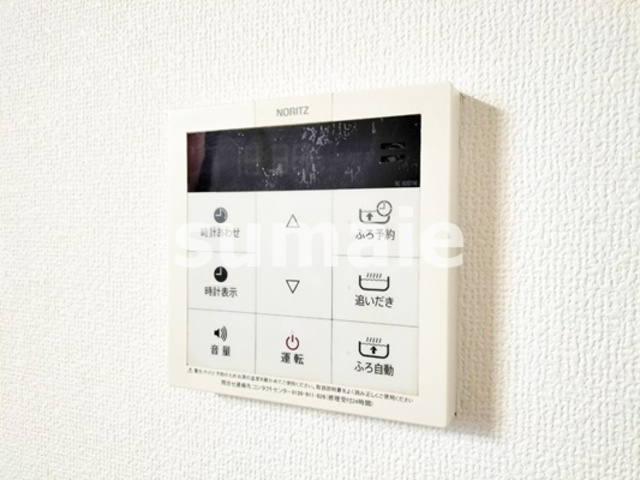 サンライズパーク上小町の設備|キッチンの給湯パネル。