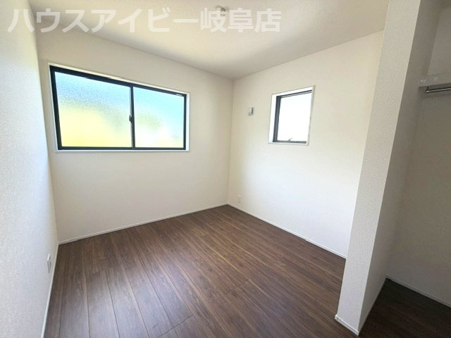 岐阜市中川原新築建売全3棟！お車並列3台可能！南道路につき日当り良好♪ウォークインクローゼットあり！の洋室|岐阜市中川原新築建売全3棟！お車並列3台可能！南道路につき日当り良好♪ウォークインクローゼットあり！