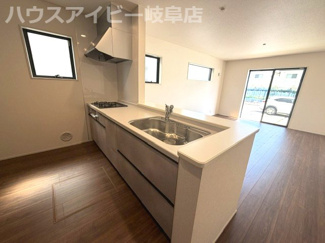 【キッチン】 | 岐阜市中川原新築建売全3棟！お車並列3台可能！南道路につき日当り良好♪ウォークインクローゼットあり！ | 岐阜市中川原新築建売全3棟！お車並列3台可能！南道路につき日当り良好♪ウォークインクローゼットあり！