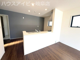 【居間・リビング】 | 岐阜市中川原新築建売全3棟！お車並列3台可能！南道路につき日当り良好♪ウォークインクローゼットあり！ | 岐阜市中川原新築建売全3棟！お車並列3台可能！南道路につき日当り良好♪ウォークインクローゼットあり！