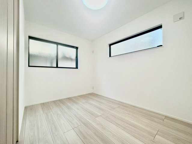 墨田区墨田2丁目　新築戸建の洋室|全居室は2面採光のため、通風や採光性を高めてくれます。明るく開放的で快適な居住空間を実現！

現地ご見学希望・資料請求などお気軽にお問い合わせ下さい！
03-5990-5201