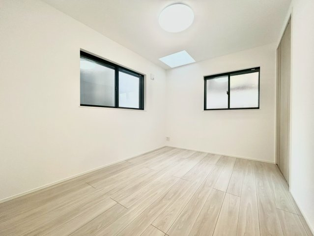 墨田区墨田2丁目　新築戸建の洋室|自分だけのプライベート空間。明るく温もりを感じることができる居室です。

現地ご見学希望・資料請求などお気軽にお問い合わせ下さい！
03-5990-5201