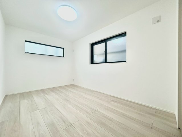 墨田区墨田2丁目　新築戸建の洋室|白を基調としたお部屋は光を反射するため、お部屋が明るく美しく見えますね！

現地ご見学希望・資料請求などお気軽にお問い合わせ下さい！
03-5990-5201