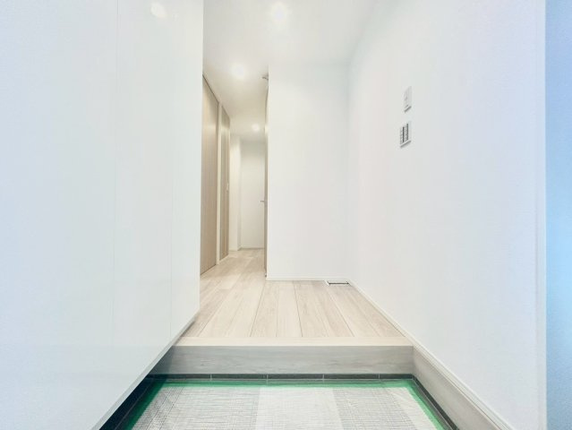 墨田区墨田2丁目　新築戸建の玄関|玄関横にはシューズボックスがついているため、片付いた玄関がキープできます！

現地ご見学希望・資料請求などお気軽にお問い合わせ下さい！
03-5990-5201