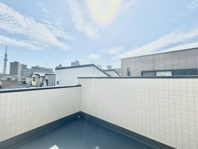 墨田区墨田2丁目　新築戸建のバルコニー|ガーデニングやカフェスペース、読書スペースなど使い方様々のルーフバルコニー。

現地ご見学希望・資料請求などお気軽にお問い合わせ下さい！
03-5990-5201