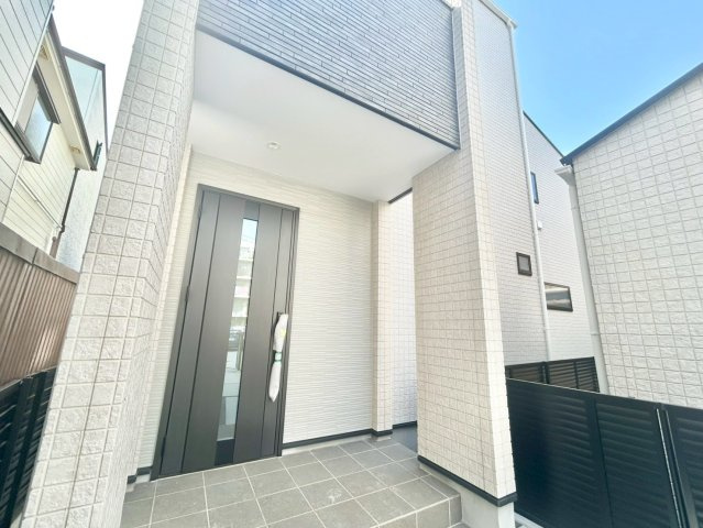 墨田区墨田2丁目　新築戸建の外観|ツートンカラーのスタイリッシュな外観は堂々とした佇まい。

現地ご見学希望・資料請求などお気軽にお問い合わせ下さい！
03-5990-5201