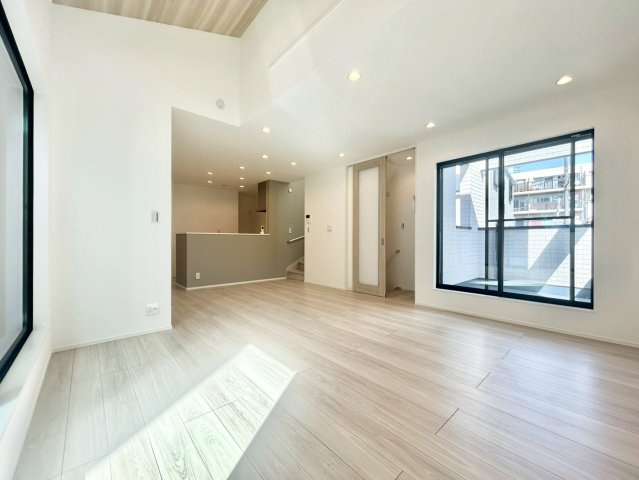 墨田区墨田2丁目　新築戸建の居間・リビング|大きな窓からたっぷりと注ぐ陽光を浴びながら、朝食やティータイムを楽しめます。

現地ご見学希望・資料請求などお気軽にお問い合わせ下さい！
03-5990-5201