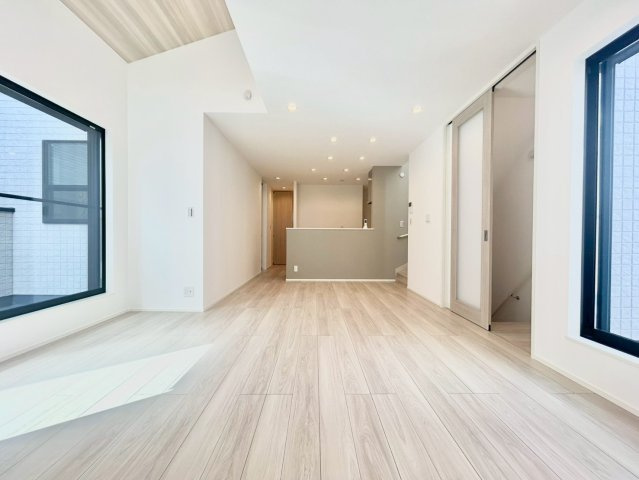 墨田区墨田2丁目　新築戸建の居間・リビング|2階リビングならではの陽当たり、吹抜けが開放的な空間を演出します。

現地ご見学希望・資料請求などお気軽にお問い合わせ下さい！
03-5990-5201