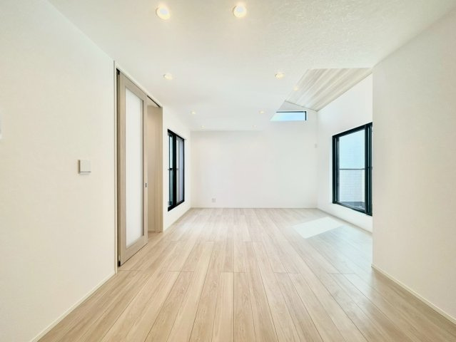 墨田区墨田2丁目　新築戸建の居間・リビング|白と木目調を基調にした落ち着きのあるリビング。お部屋のコーディネートも楽しめます！

現地ご見学希望・資料請求などお気軽にお問い合わせ下さい！
03-5990-5201
