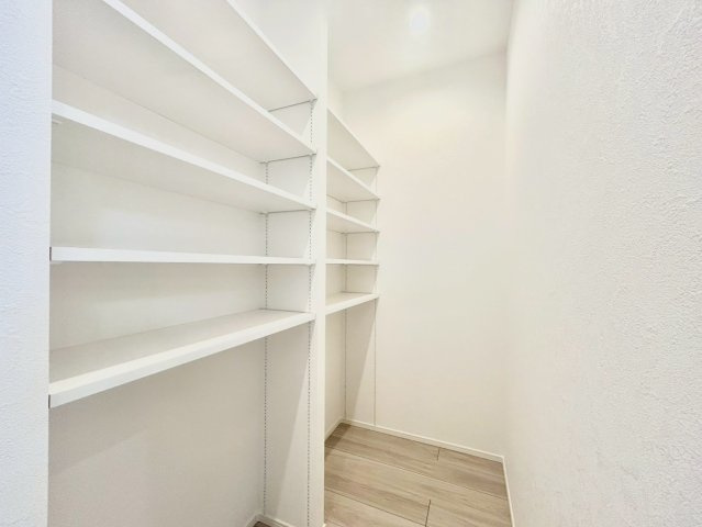 墨田区墨田2丁目　新築戸建の収納|キッチンにはパントリーを完備！食材選びも楽しく、食品から食器類まで豊富な収納量が魅力。

現地ご見学希望・資料請求などお気軽にお問い合わせ下さい！
03-5990-5201