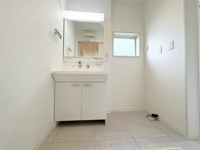 【独立洗面台】 | 新座市栄2丁目　中古一戸建住宅　(保谷店) | 洗面台には大きく見やすい三面鏡が付いているので、身支度がスムーズに行えます。