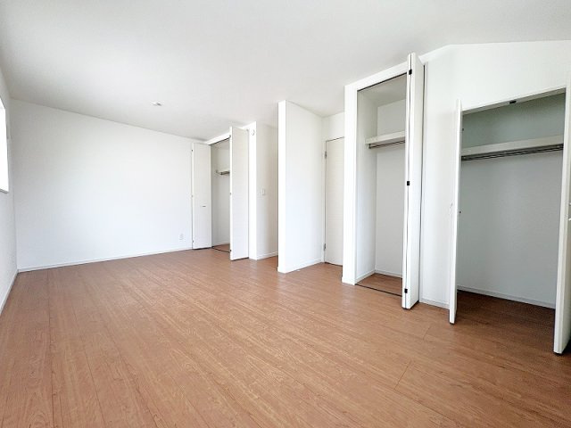 【寝室】 | 新座市栄2丁目　中古一戸建住宅　(保谷店) | 2階10.5帖/落ち着いた色味のクロスとフローリングでほっと一息つける空間。