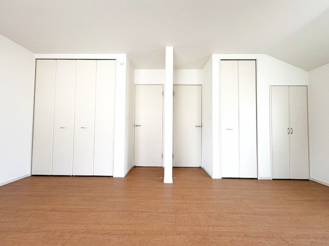 【寝室】 | 新座市栄2丁目　中古一戸建住宅　(保谷店) | 2階10.5帖/ベッドなどの大きな家具を置いてもゆとりが残る10.5帖の広さ。