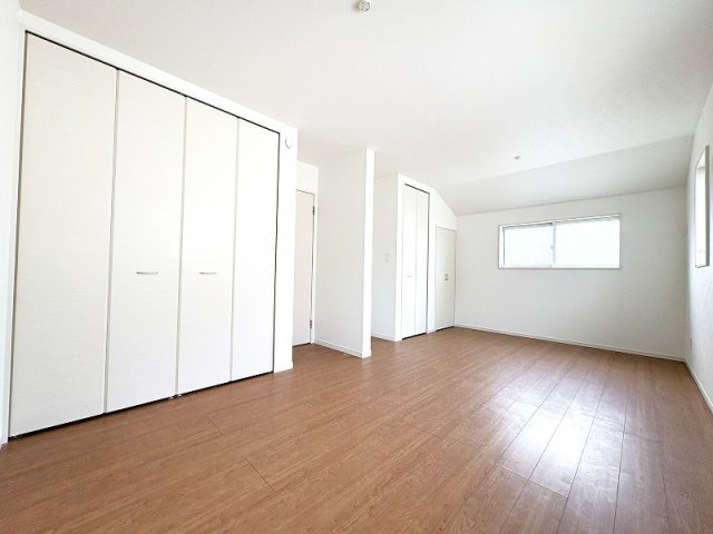 【寝室】 | 新座市栄2丁目　中古一戸建住宅　(保谷店) | 2階10.5帖/将来的に間仕切りし2部屋に分けることも可能です。(間仕切り壁工事/別途有償)