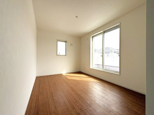 【洋室】 | 新座市栄2丁目　中古一戸建住宅　(保谷店) | 2階7.0帖/バルコニーと繋がり開放感のあるお部屋。