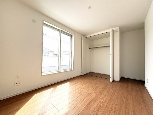 【洋室】 | 新座市栄2丁目　中古一戸建住宅　(保谷店) | 2階7.0帖/2面採光で優しくお部屋を照らします。
