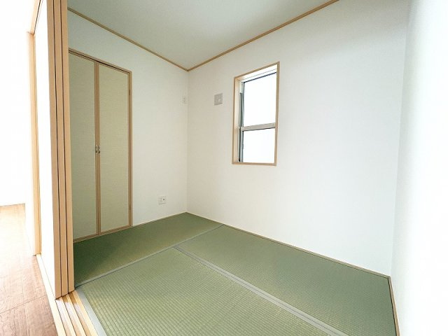 【和室】 | 新座市栄2丁目　中古一戸建住宅　(保谷店) | 1階3.0帖/横になってくつろいだり、お子様と遊んだりと様々な場面で活躍する和室。