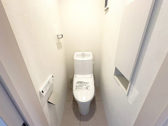 【トイレ】 | 新座市栄2丁目　中古一戸建住宅　(保谷店) | 2階/各階に設置されているので来客時も気兼ねなくお使いいただけます。