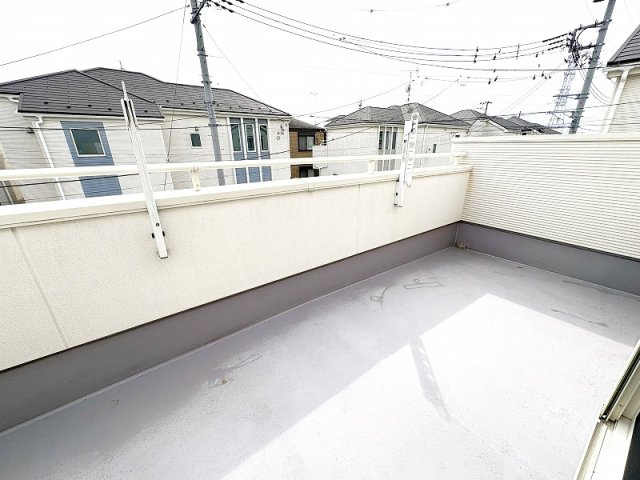 【バルコニー】 | 新座市栄2丁目　中古一戸建住宅　(保谷店) | 陽当たり良くお洗濯に便利な南西バルコニー。