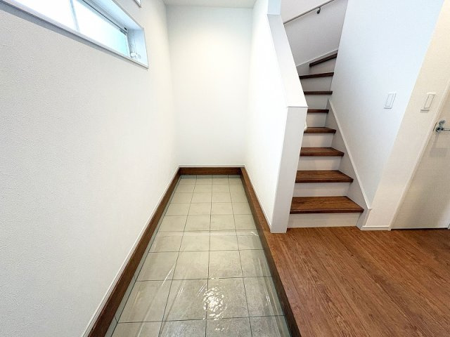 【玄関】 | 新座市栄2丁目　中古一戸建住宅　(保谷店) | ベビーカーなどの外用品もしまえる奥行きある玄関スペース。
