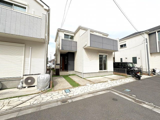 【外観】 | 新座市栄2丁目　中古一戸建住宅　(保谷店) | 2台分の駐車スペースを備え、セカンドカーをお持ちの方にもおすすめ。(車種により異なります)