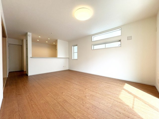 【居間・リビング】 | 新座市栄2丁目　中古一戸建住宅　(保谷店) | 暮らしの中心となるリビングは、ご家族で心地良く過ごせる空間に。