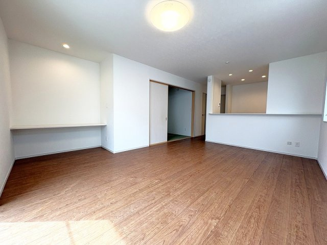 【居間・リビング】 | 新座市栄2丁目　中古一戸建住宅　(保谷店) | 広々としたリビングはソファーなどの家具もラクラク置くことができます。