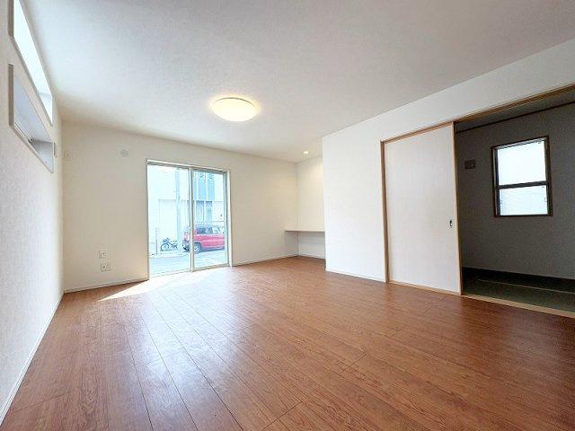 【居間・リビング】 | 新座市栄2丁目　中古一戸建住宅　(保谷店) | 開放的な空間でゆったりとやすらぎに包まれた時をお過ごしください。