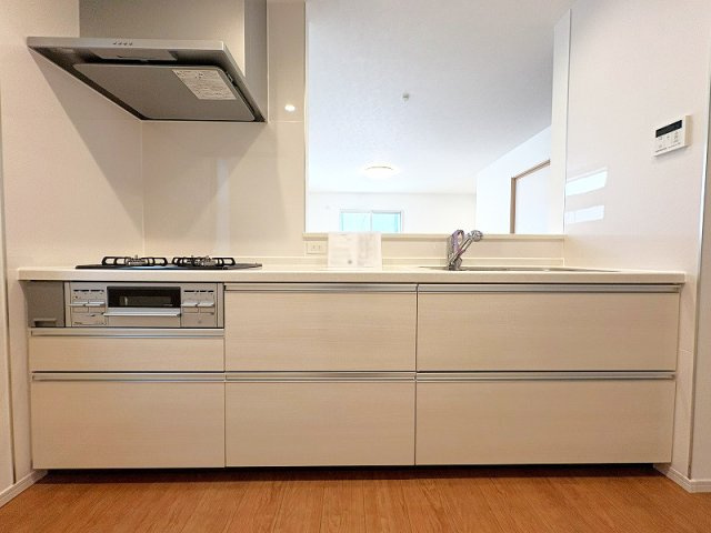 【キッチン】 | 新座市栄2丁目　中古一戸建住宅　(保谷店) | キッチンで作業しつつ、ご家族との会話を楽しめる対面式キッチン。