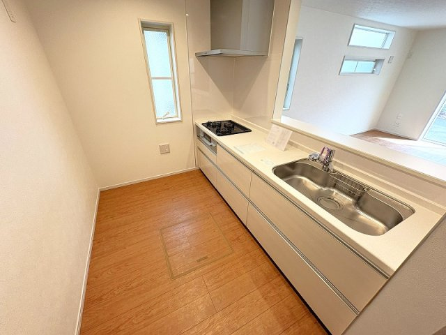 【キッチン】 | 新座市栄2丁目　中古一戸建住宅　(保谷店) | 足元にはストック置き場にも便利な床下スペース付き。