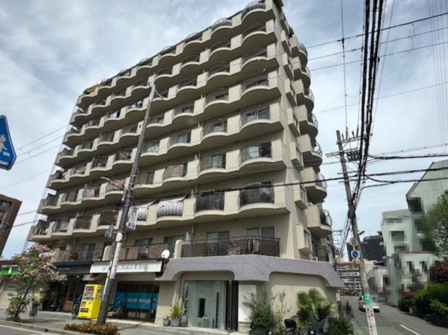 【外観】 | 緑地公園ロイヤルマンション | 北大阪急行南北線「緑地公園」駅まで徒歩1分！生活至便な好立地。内覧をご希望の際はお気軽にお電話ください。