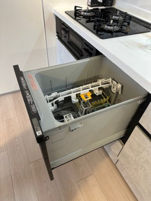 【設備】 | 緑地公園ロイヤルマンション | 使いやすいビルトイン食洗機付きで、食後の洗い物はおまかせ！家事の負担も軽減してくれます。