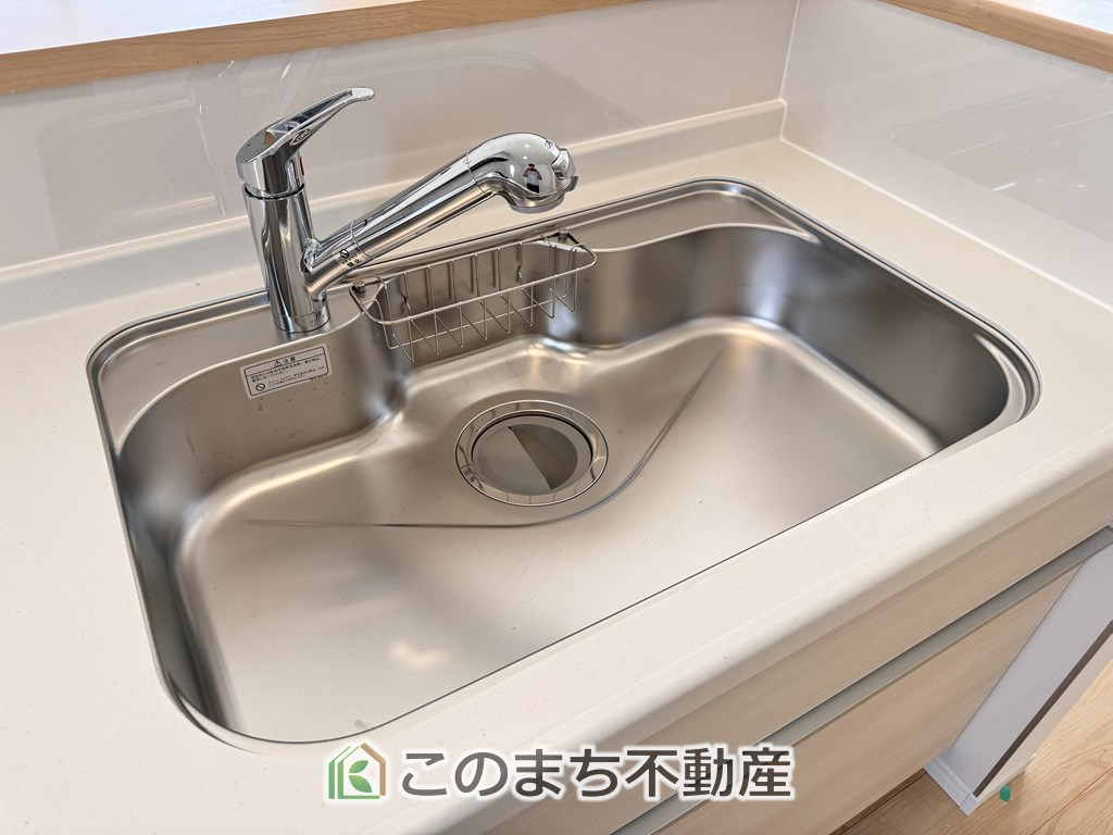CRADLEGARDENさくら市馬場第1のキッチン|ビルトイン型浄水器を内蔵したキッチン水栓。お米を研いだり、野菜を洗ったりするときなど用途に応じてワンタッチで浄水に切り替えが可能です。カートリッジ式なので、フィルターを簡単に交換する事が出来ます。