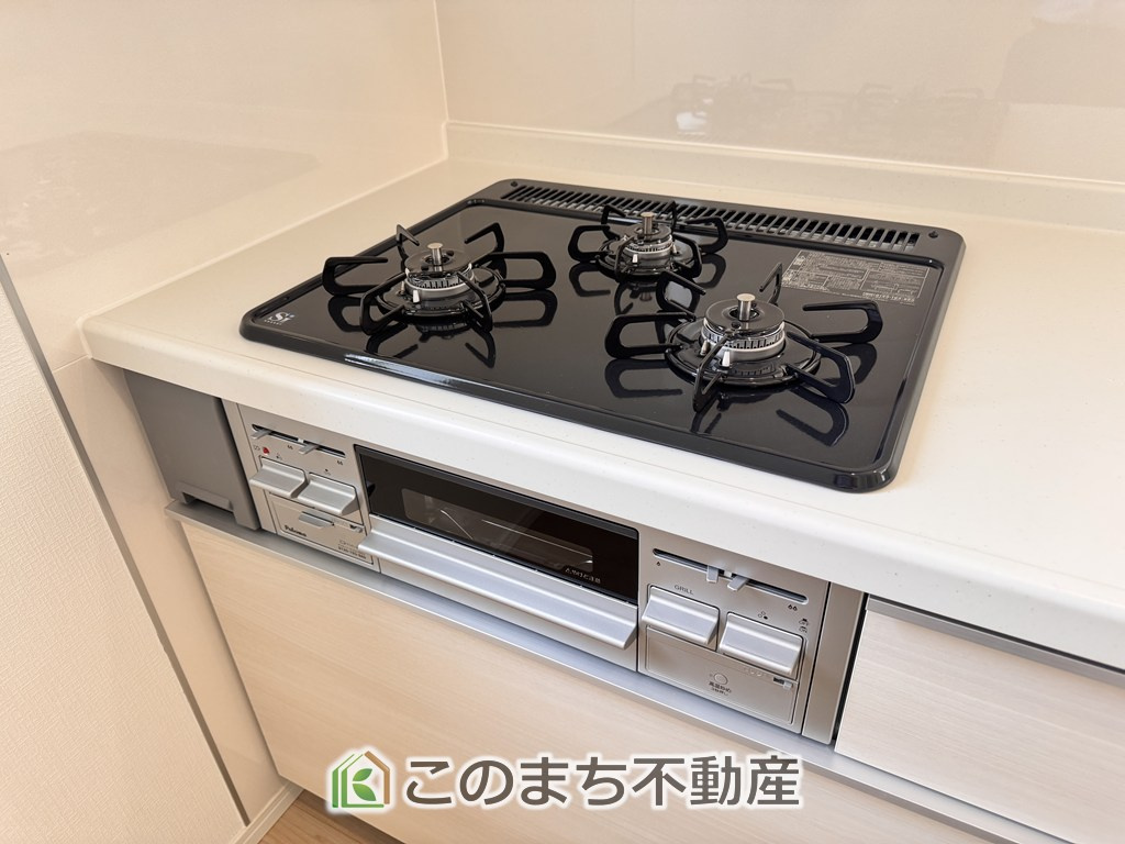 CRADLEGARDENさくら市馬場第1のキッチン|三ツ口コンロ採用で、同時調理もスムーズ◎！お料理を並べられるカウンター付きで、配膳・片付けをサポート！リビングで過ごすご家族とコミュニケーションを楽しみながら作業可能です♪
