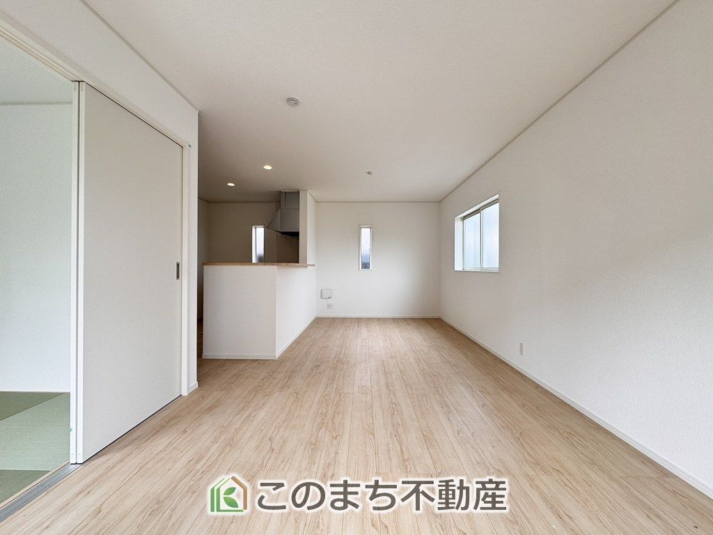CRADLEGARDENさくら市馬場第1の居間・リビング|開放感のある広々としたリビング☆家族みんなでゆったりくつろげます♪
南側から暖かな日差しが差し込みます♪キッチンからリビングの様子がよく見渡せます☆