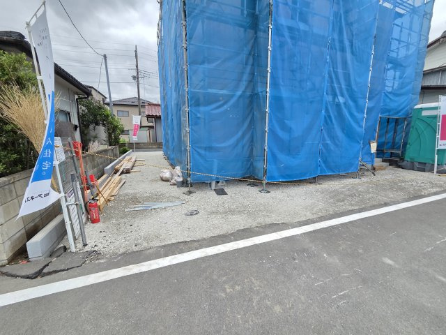 新築　太田市大原町第10　1号棟　Cradle Gardenの駐車場|現地写真　駐車は建物東側に縦列2台、北側に横付け1台可能です！