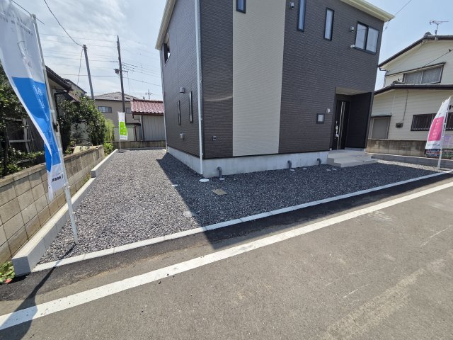 新築　太田市大原町第10　1号棟　Cradle Gardenの駐車場|現地写真　駐車は建物東側に縦列2台、北側に横付け1台可能です！