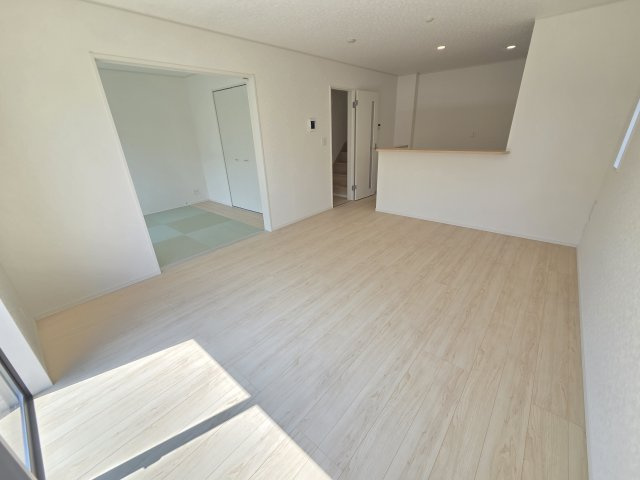 新築　太田市大原町第10　1号棟　Cradle Gardenの居間・リビング|現地写真　対面式のキッチンなので、家事をしながらご家族とのコミュニケーションが取れるのが嬉しいですね！