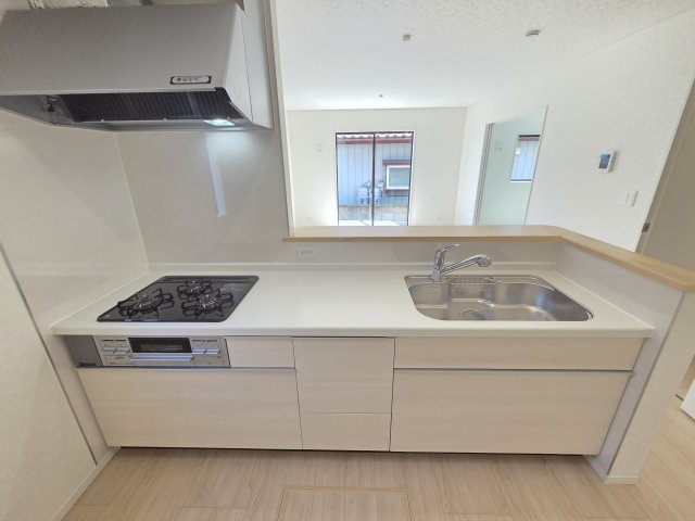 新築　太田市大原町第10　1号棟　Cradle Gardenのキッチン|現地写真　2550ｍｍサイズのキッチンは作業スペースが広く使いやすいです！シンクも広々で洗い物も楽々♪