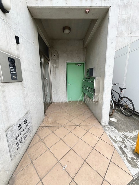 藤沢市本鵠沼２丁目の賃貸マンションのエントランス