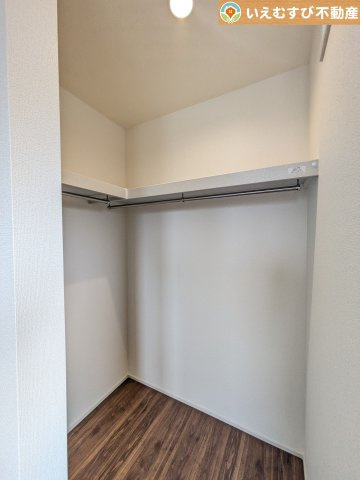 Livele Garden.S　大泉第16寄木戸の収納|たっぷりの収納力を備えたウォークインクローゼット
たくさん収納できるので季節物やかさばるバッグなども片付きます♪