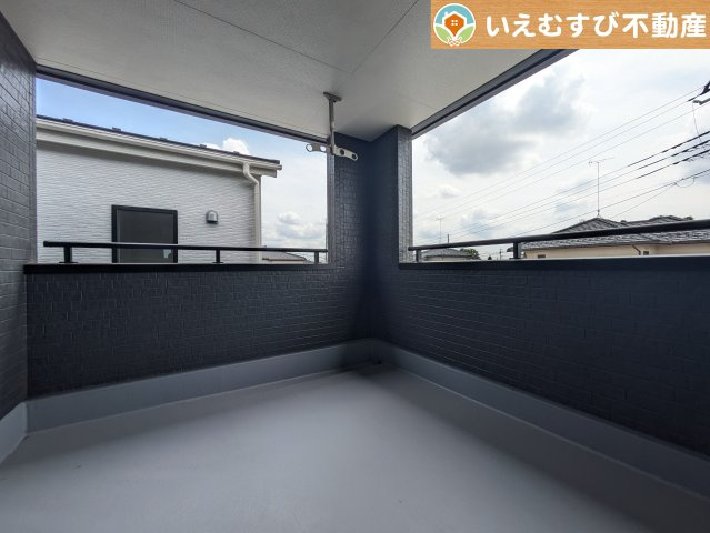 Livele Garden.S　大泉第16寄木戸のバルコニー|ゆとりの広さのインナーバルコニー
急な雨でもインナーバルコニーなら安心！天気を気にせず干して外出できます♪