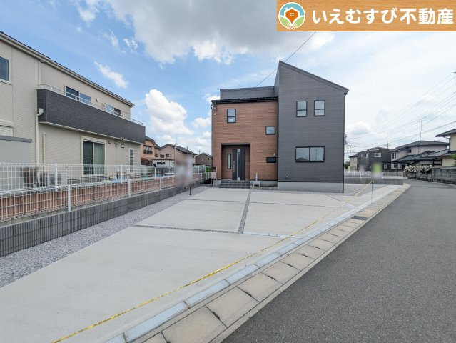 Livele Garden.S　大泉第16寄木戸の駐車場|3台駐車可能なゆとりのカースペース
複数台車をお持ちでも、お友達が遊びに来てもゆとりの駐車スペース！