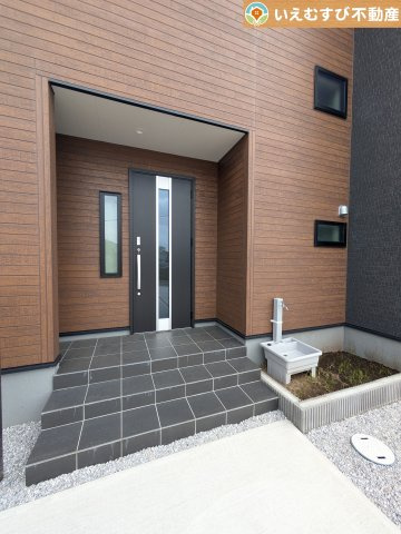 Livele Garden.S　大泉第16寄木戸のエントランス|落ち着いた色づかいのエントランス
駐車場からアクセスの良いエントランス。雨の日や荷物が多くても安心の動線♪