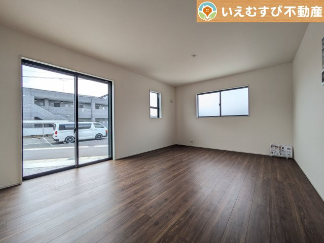Livele Garden.S　大泉第16寄木戸の居間・リビング|自然光で満たされる明るく開放感溢れるリビング
たっぷりの採光で明るい空間。家族みんなでくつろげます♪