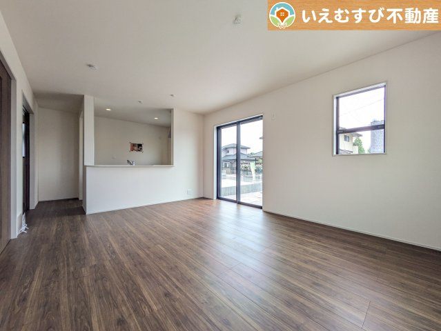 Livele Garden.S　大泉第16寄木戸の居間・リビング|ナチュラルな色合いで落ち着いた印象のリビングダイニング
ぬくもりのあるナチュラルな空間。グリーンを飾っても相性が良さそうですね♪