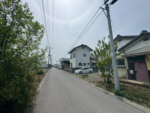 -三丁目不動産-　深谷市中瀬　売地の前面道路含む現地写真